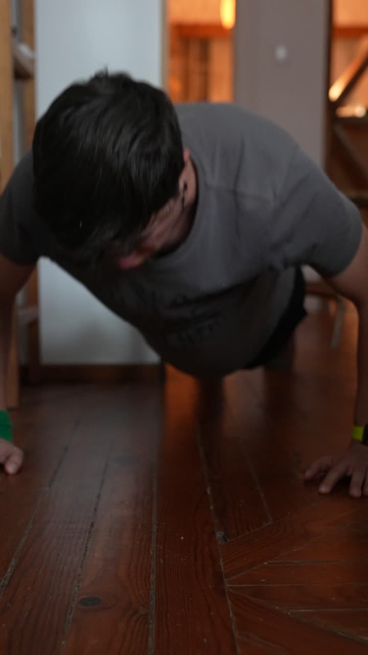 hombre haciendo flexiones en casa