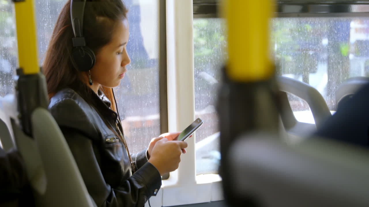 una adolescente escuchando música en auriculares 4k