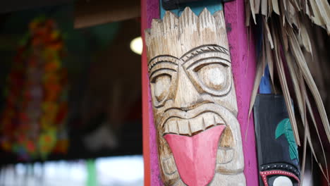 Tiki-bar-wooden-totem-mask-decoration-in-Hawaii-on-the-beach