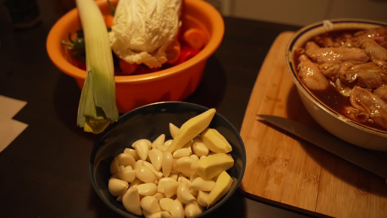 alas de pollo en salsa picante roja, zanahorias, ensalada verde, puré, pimienta roja