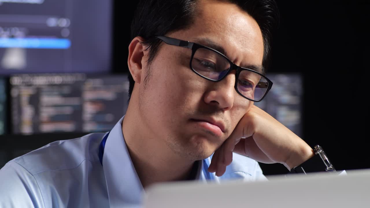 직장에서 피곤한 프로그래머