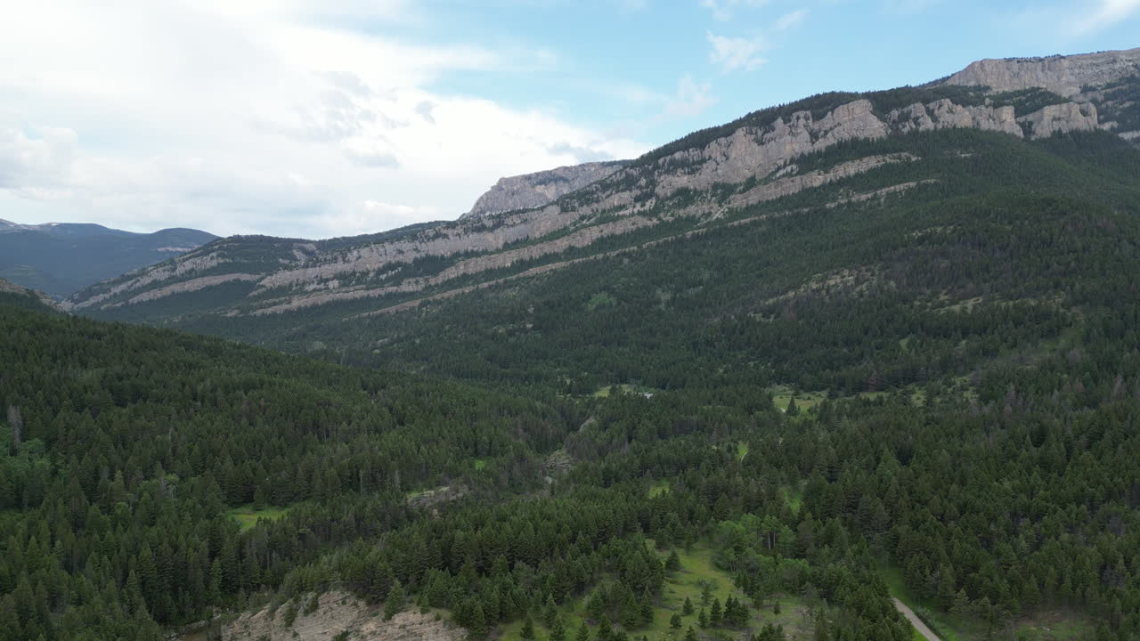 vista de las montañas desde el área de recreación al aire libre del campamento de verano