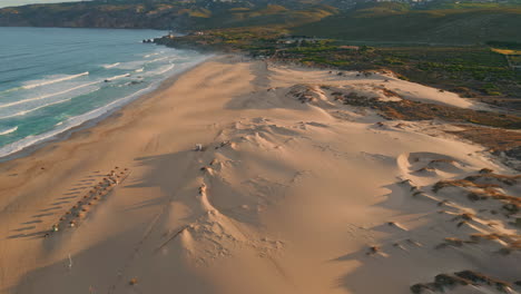 verano surf del océano naturaleza en cámara lenta. pintoresca playa de colinas verdes aéreas