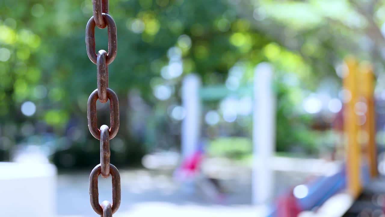 활기찬 놀이터에서 체인과 스