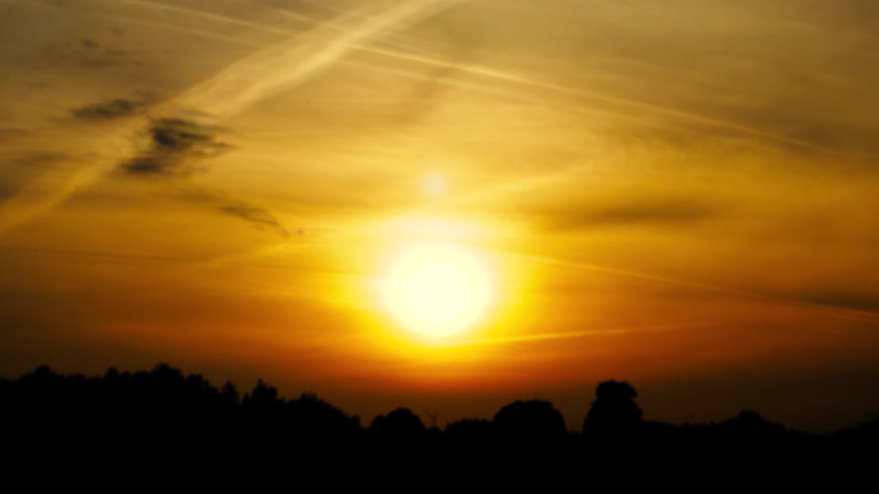 el cielo naranja dramático