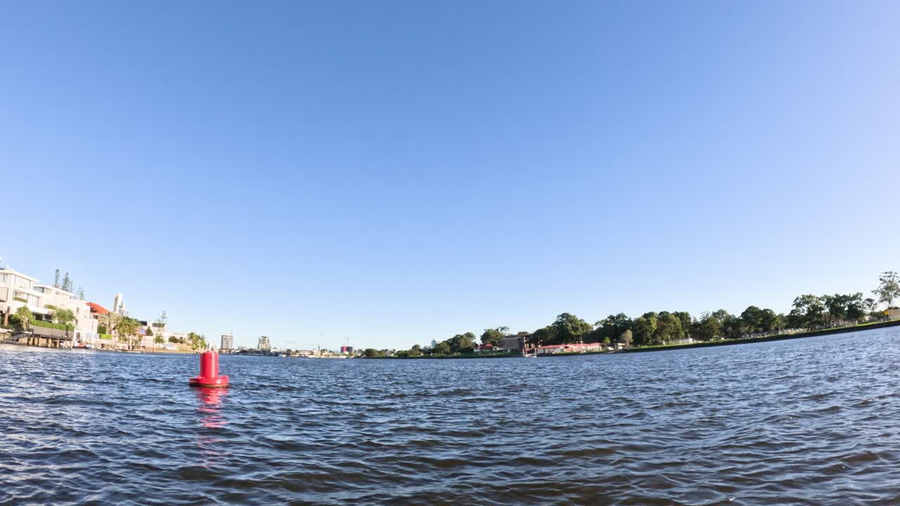 조용한 강에서 떠다니는 보이