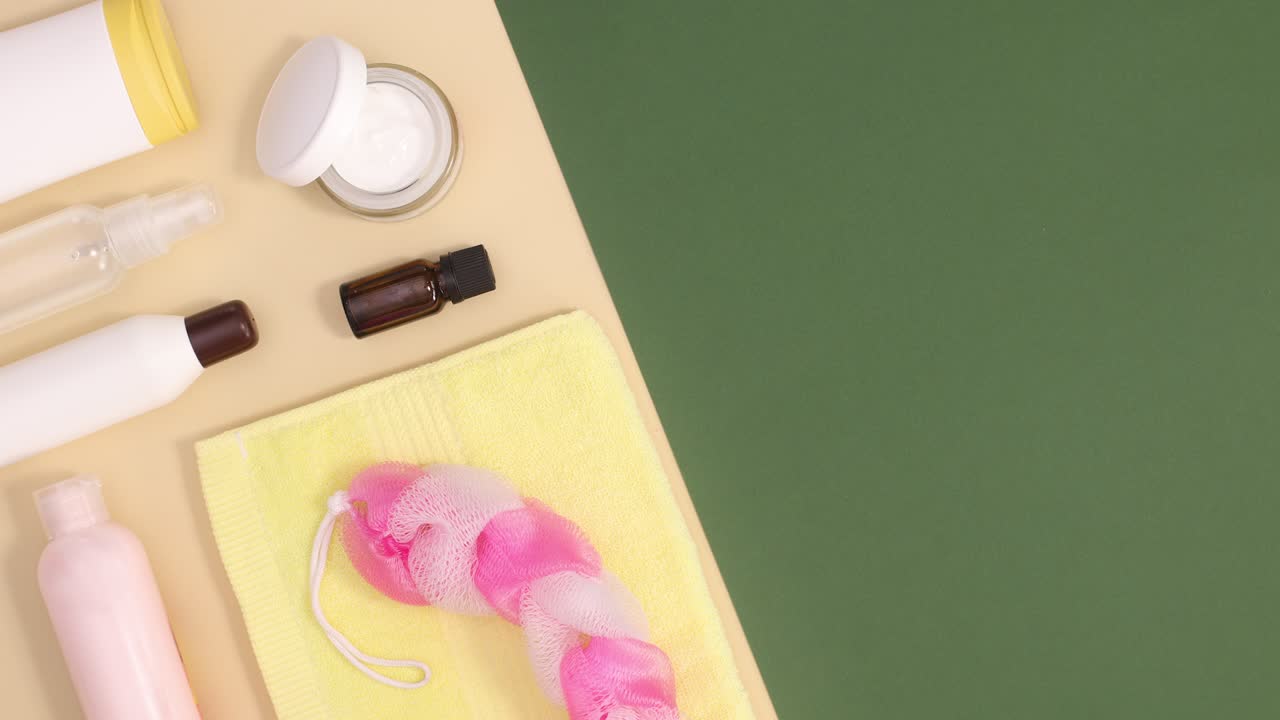 노란색 수건을 가진 스파 피부 관리 웰니스 제품은 반 베이지와 어두운 녹색 배경에 나타납니다.