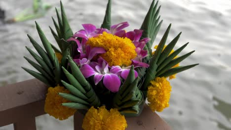 krathong hecho a mano, listo para flotar durante el festival tailandés de loi krathong