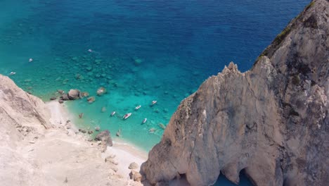 el hermoso cabo y la playa de mizithres en la costa oeste de la isla de zakynthos, grecia