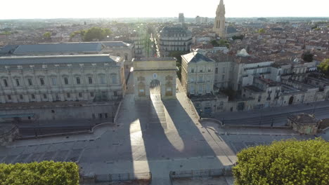 Aéreo-Espalda-Recorriendo-Montpellier-Ecusson-Arco-De-Triunfo.-Temprano-En-La-Mañana-Francia