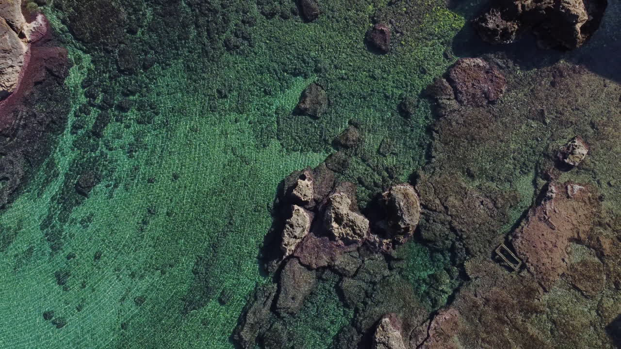 바위가 많은 바다