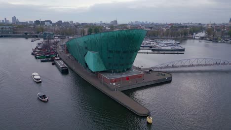 Luftdrohnenaufnahme-Des-Wissenschaftsmuseums-In-Amsterdam