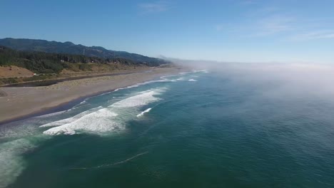 antena: la niebla de oregón entra cuando las olas chocan contra la costa