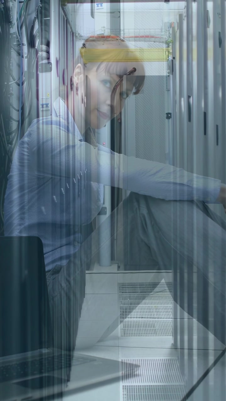 Video verticale: Messaggio diagnostico che porta un tecnico a mettere le mani nel rack, ricollegando i cavi per riparare il sistema.