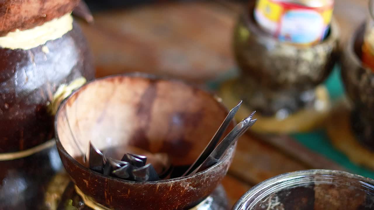 cuencos de cáscara de coco con varios condimentos