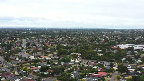 Antena-Sobre-El-Suburbio-De-Werribee,-Australia-Con-La-Ciudad-De-Melbourne-En-Segundo-Plano.