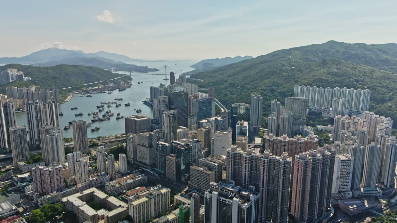 el dron revela el centro de la ciudad de tsuen wan, en los nuevos territorios occidentales, hong kong.