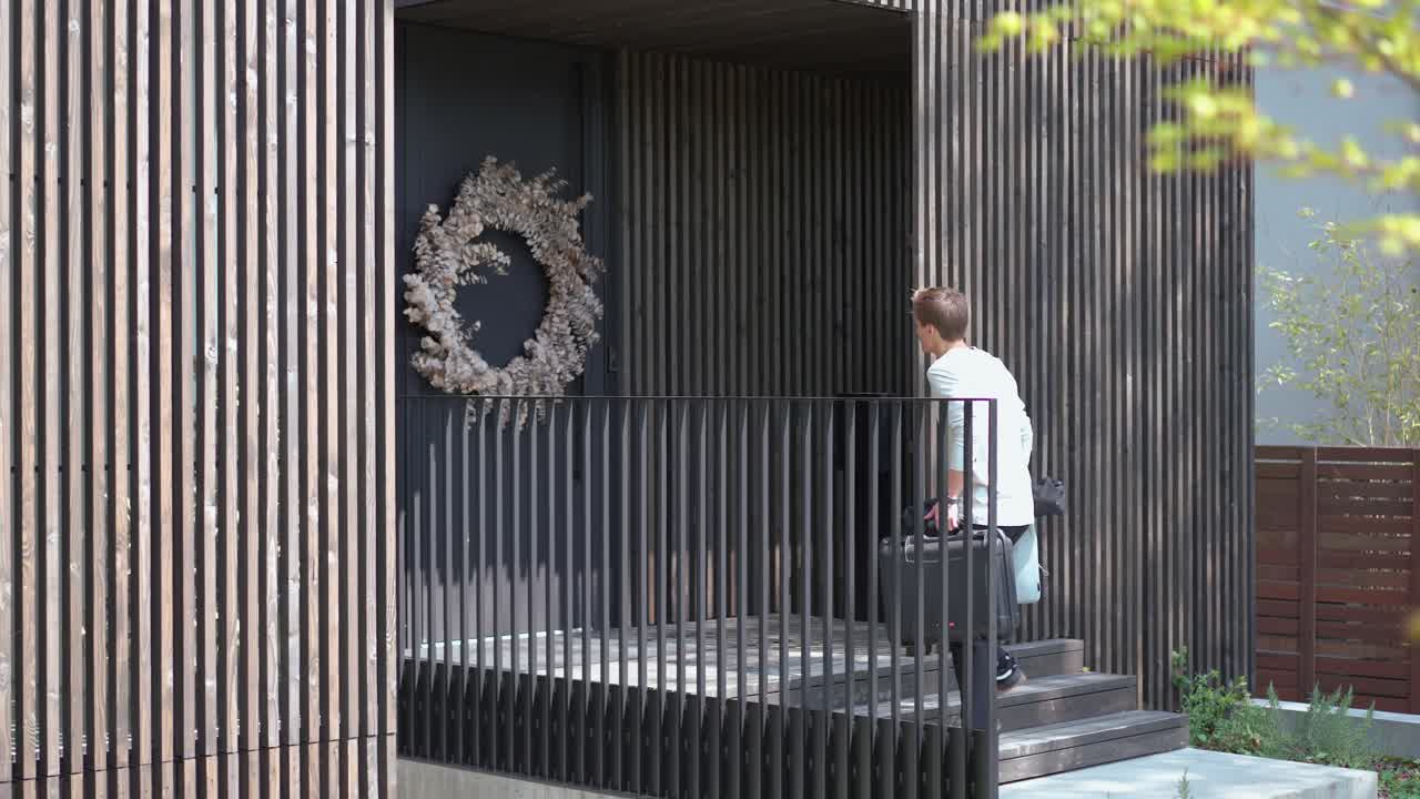 남성 평면도 기술자가 작업을 시작하기 위해 자신 있게 현대적인 가정을 향해 걸어갑니다.