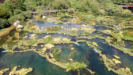 vista aérea superior sobre el río krka en verano