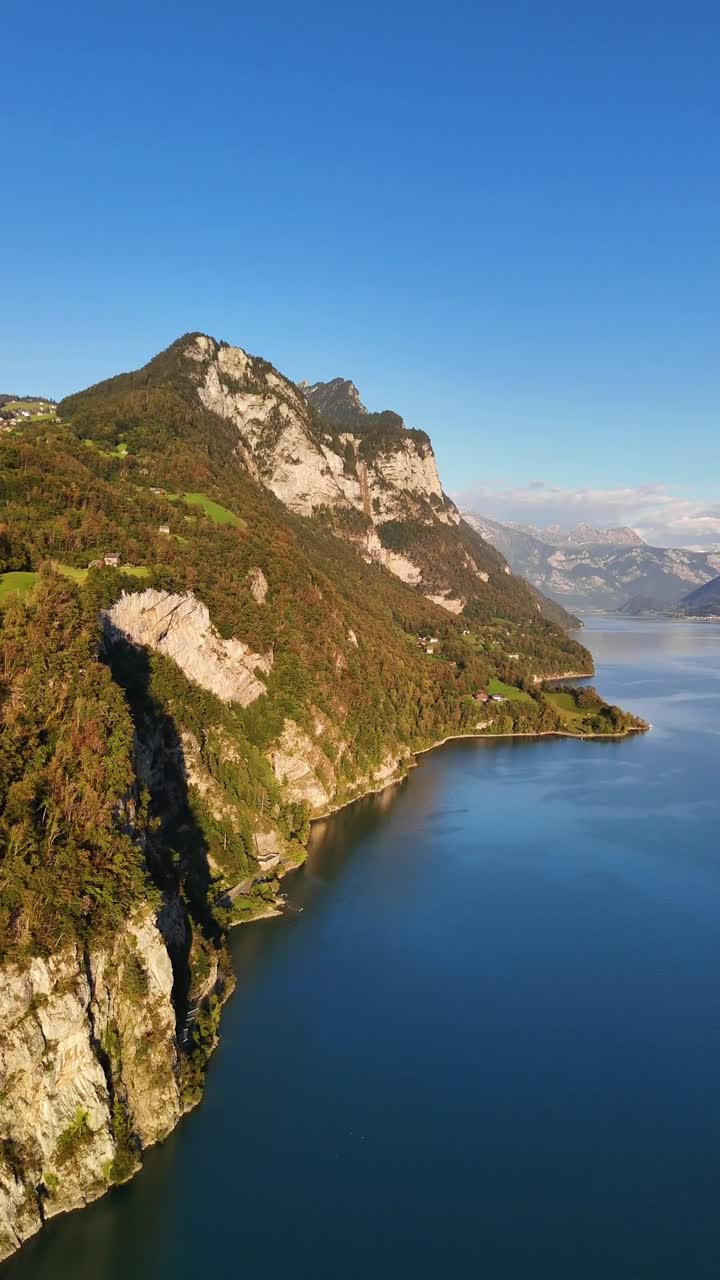 Ilmakuva Alppien yläpuolelta, Sveitsin Walen-järvi (Walensee), Sveitsin ylängöt, drone-video, pystysuuntainen video