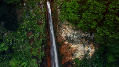 tomada aérea cinematográfica de la cascada natural de ribeira quente en sao miguel en las azores - portugal