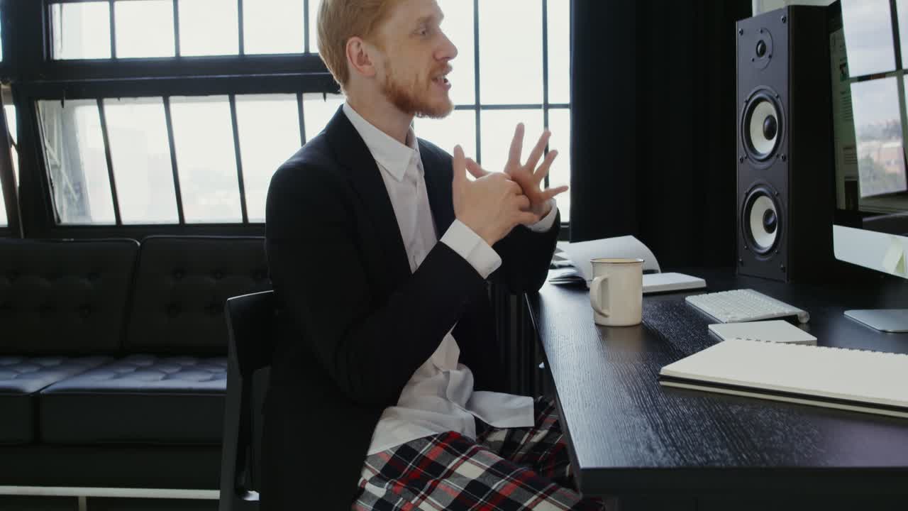 hombre en una reunión de negocios o videoconferencia