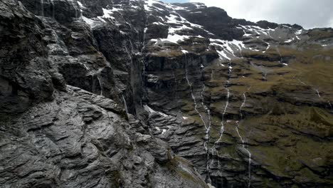 increíble paisaje alpino natural de glaciares colgantes y cascadas