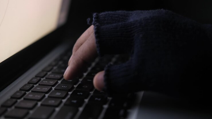 Hacker, der skriver på bærbar computer om natten