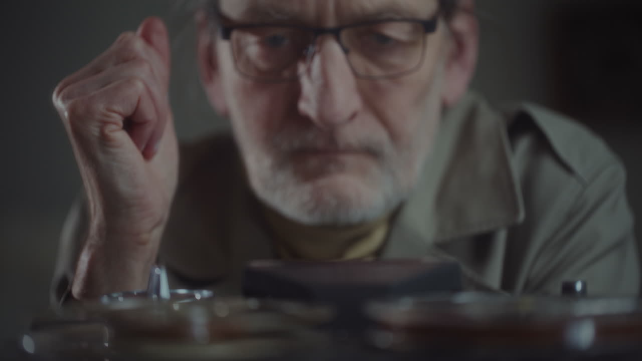 스파이는 신중한 녹음을 듣습니다.