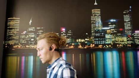 Hombre-Tomando-Una-Foto-De-Un-Fondo-De-Pantalla-De-La-Ciudad-Con-Un-Teléfono-Inteligente-Y-Alejándose