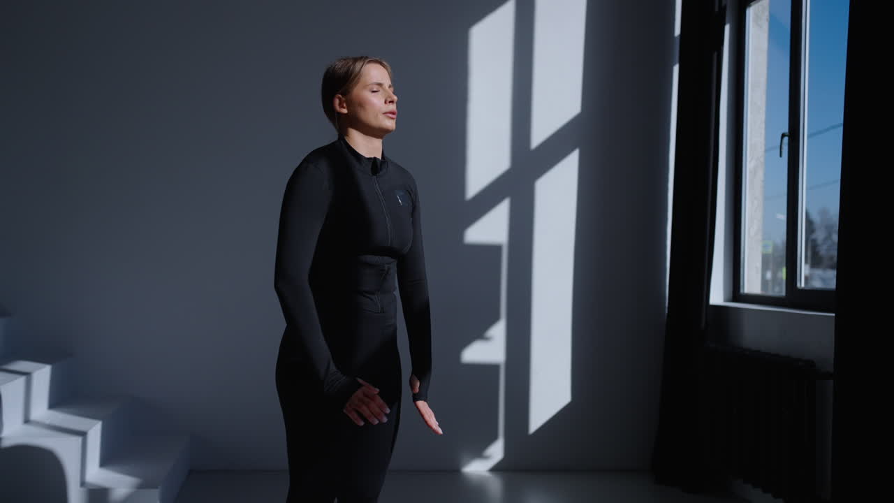 요가 스튜디오 에서 스트레칭 하는 여자