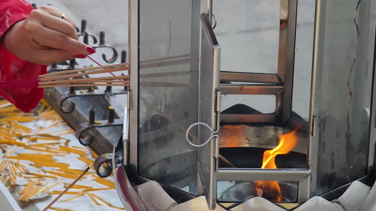 orando con incienso en un templo