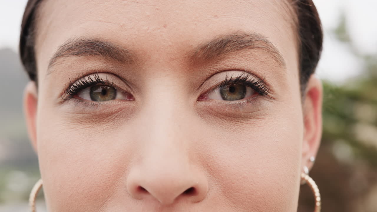 집 의 발코니 에 서 있는 행복 한 두 인종 의 여자 의 초상화, 느린 동작