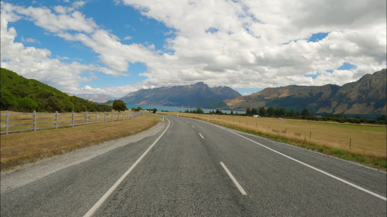 viajando a través de la carretera en la ciudad de glenorchy cerca de queenstown, isla del sur, otago, nueva zelanda