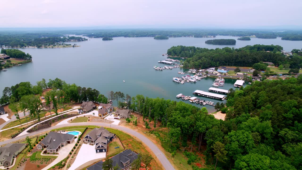 Cảnh quay trên không lùi dần về những ngôi nhà mới tại Hồ Keowee ở Nam Carolina, Hồ Keowee SC