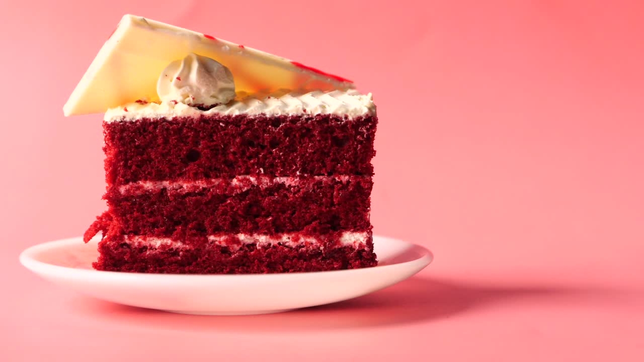 eine Scheibe roter Samtkuchen