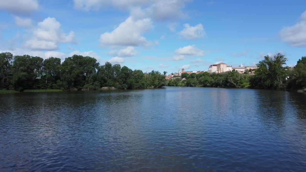 la orilla del río y el bosque desde la vista de drones
