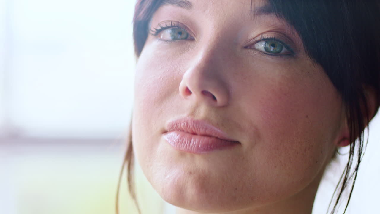 pensamento, visão e rosto da mulher em casa olhando