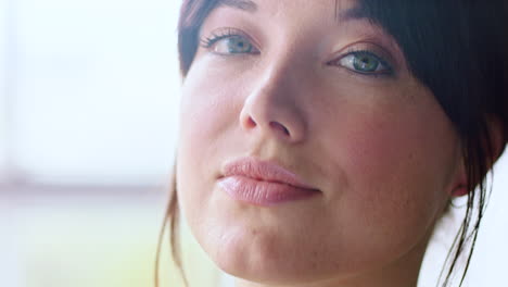 pensamiento, visión y rostro de la mujer en el hogar buscando