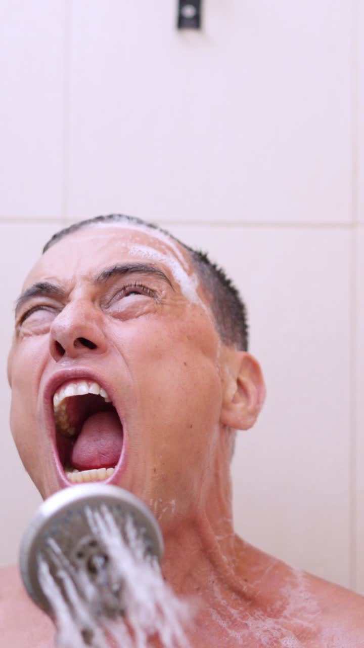 hombre lavando el cabello en la ducha