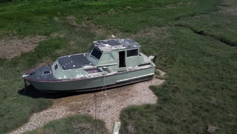 abandonado viejo barco pesquero canal naufragio en astillero bajamar marismas cementerio órbita derecha