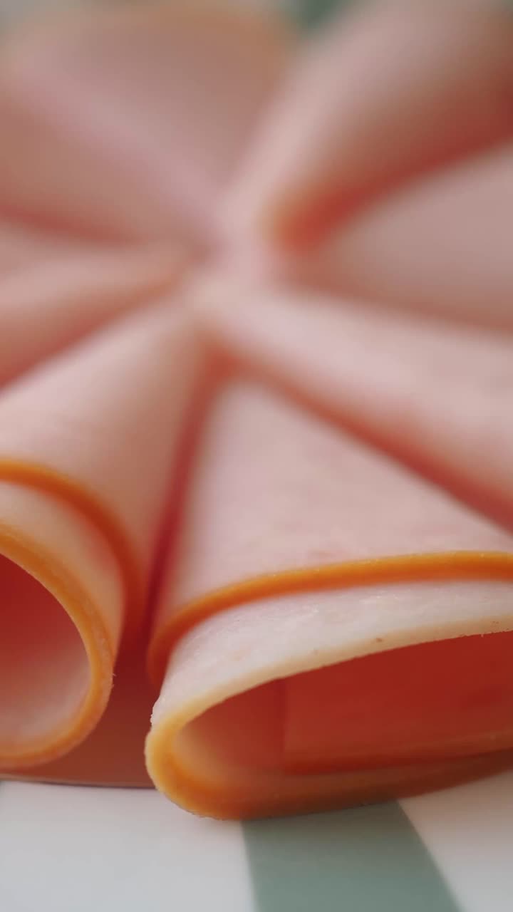 Primo Piano di Salumi Affettati Disposti su un Piatto