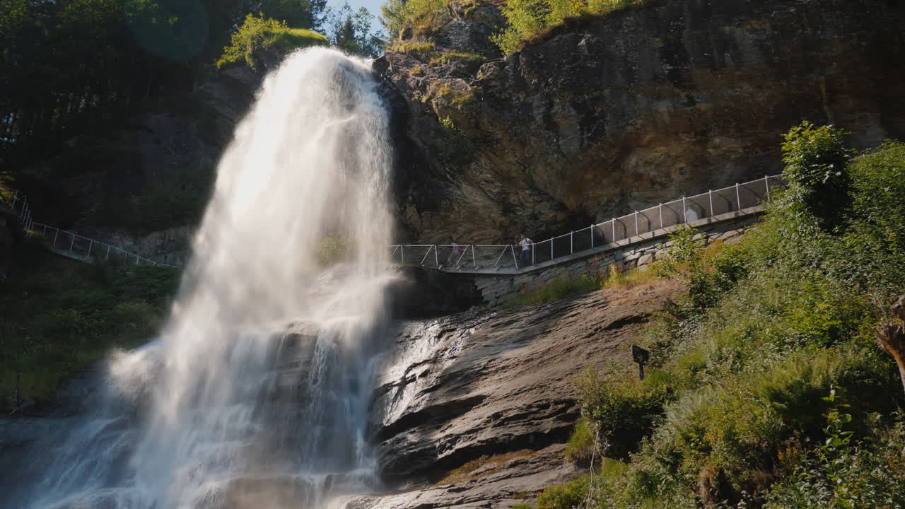 el majestuoso steinsdalsfossen es una cascada ubicada a 2 kilómetros de la ciudad de nurheimsund en th