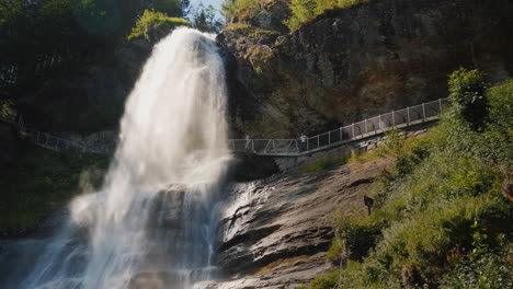 el majestuoso steinsdalsfossen es una cascada ubicada a 2 kilómetros de la ciudad de nurheimsund en th