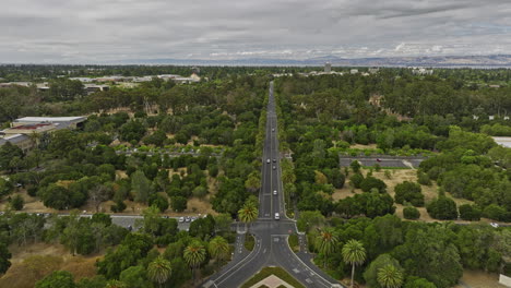 Stanford-City,-Kalifornien,-Luftaufnahme,-V7,-Filmische-Drohnenüberführung,-Privater-Forschungsuniversitätscampus-Entlang-Palm-Drive-über-Ovalen-Raseneingang-In-Richtung-Palo-Alto-Downtown-–-Aufgenommen-Mit-Mavic-3-Cine-–-Juni-2022