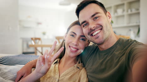 Paar,-Gesicht-Und-Frieden-Zu-Hause-Für-Selfie