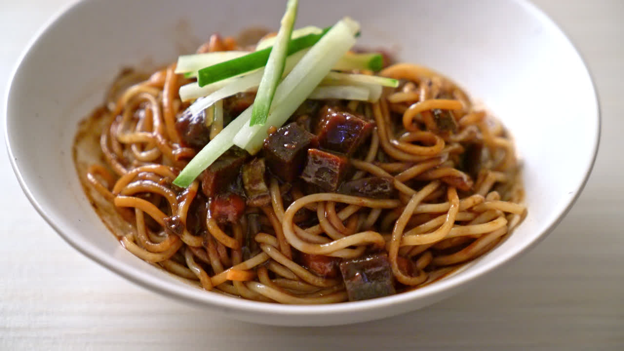 jajangmyeon o jjajangmyeon son fideos coreanos con salsa negra - estilo de comida coreana
