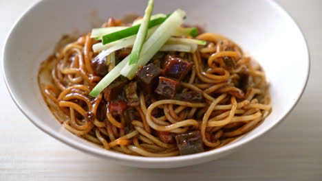 Jajangmyeon-O-Jjajangmyeon-Son-Fideos-Coreanos-Con-Salsa-Negra---Estilo-De-Comida-Coreana