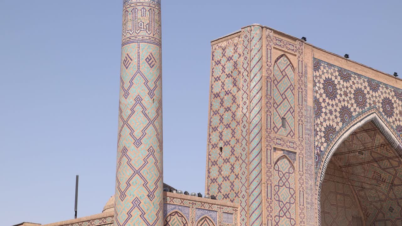 alto minarete con azulejos azules detallados en samarcanda, uzbekistán a lo largo de la histórica ruta de la seda