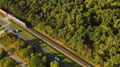 Tren-Aéreo-Y-Ferrocarril-Junto-A-La-Carretera-Con-Coche-En-Dos-Sitios,-Gran-Composición-Sobre-Transporte-Y-Tráfico-Por-Carretera